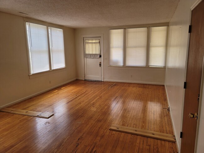 Building Photo - 448 W Railroad Ave