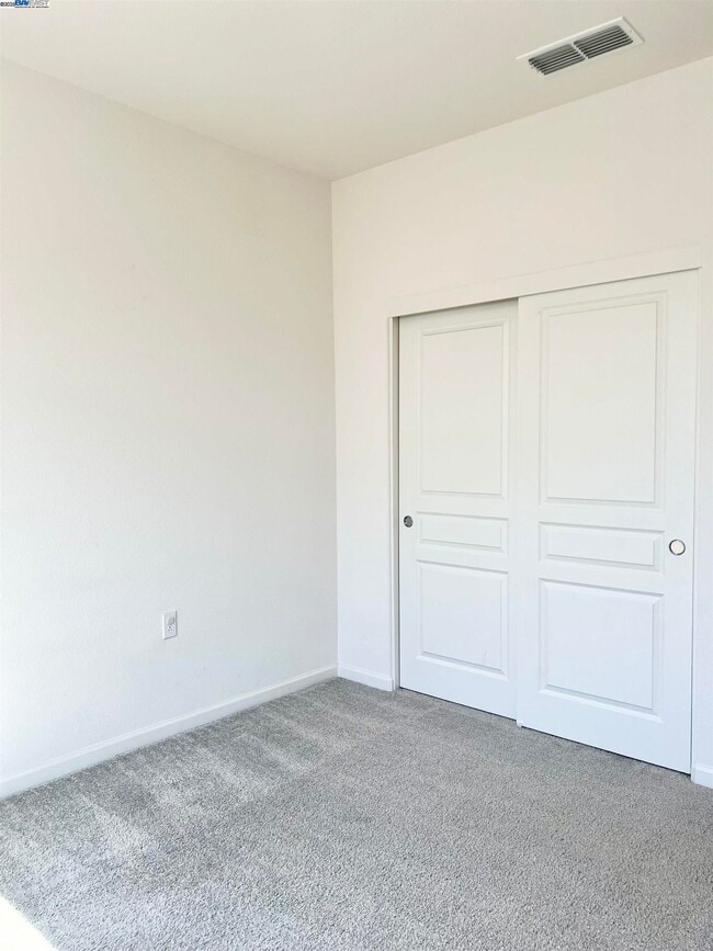 Building Photo - 25350 Parklane Dr