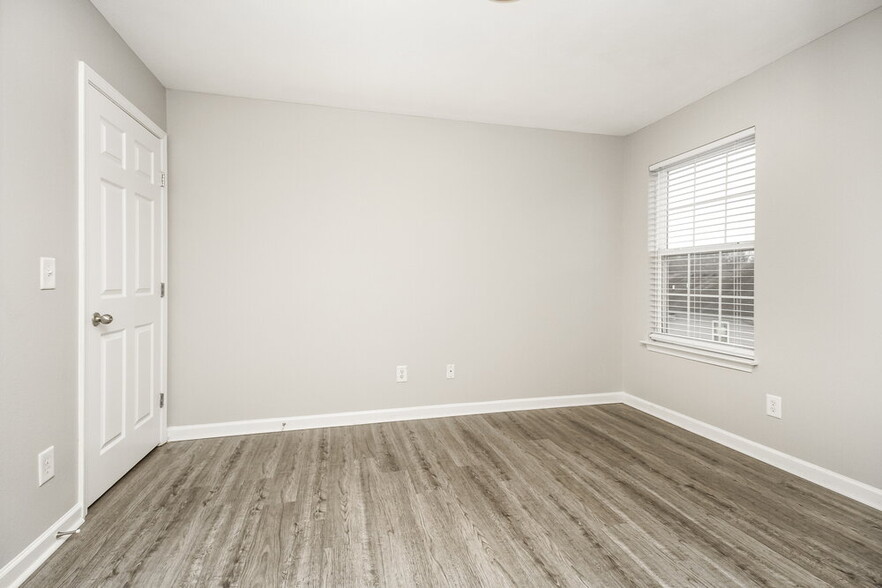 Building Photo - 8033 Logan Dr