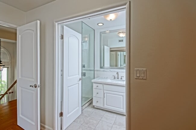 Building Photo - BRIGHT & AIRY, REAR-UNIT TOWNHOUSE W/ SPAC...