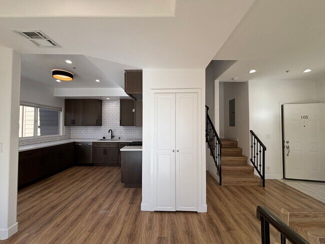 Building Photo - Remodeled 3 Bed 3 Bath Townhome for Rent in Glendale, CA