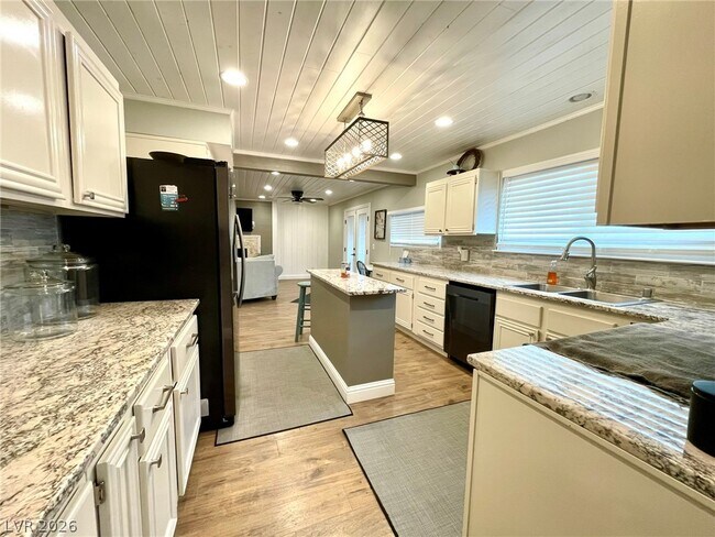 Building Photo - 2246 Windsor Dr