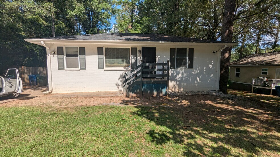 Front of home pre-landscaping/painting. - 3182 Latona Dr SW
