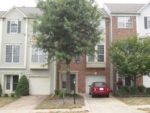 Building Photo - Light Filled 3 Bedroom 3.5 Bath 1 Car Gara...