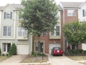 Building Photo - Light Filled 3 Bedroom 3.5 Bath 1 Car Gara...