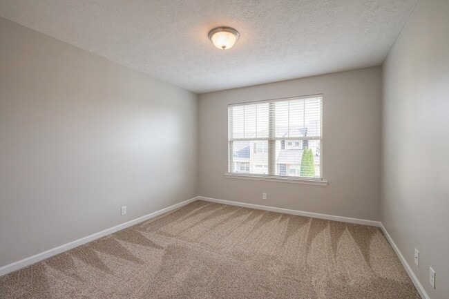 Building Photo - 911 Dahlia Dr