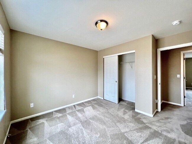 Building Photo - FABULOUS 4 BEDROOM HOME IN EASTVIEW ESTATES!!