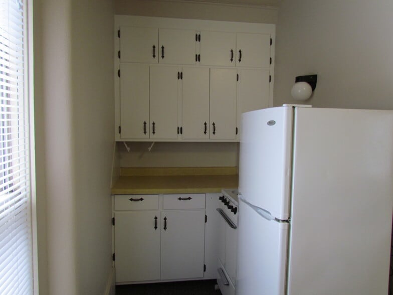 Building Photo - 327 E Cherry St