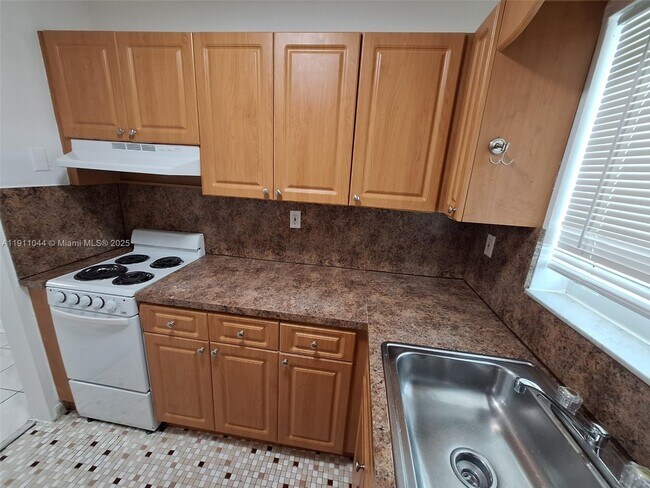 Building Photo - 2011 Bay Dr