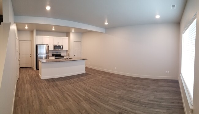 Building Photo - 3 bed, 2.5 bath town home in Idaho Falls/A...