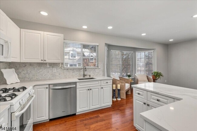 Building Photo - 40 Primrose Ln