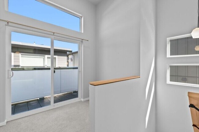 Building Photo - Stunning Othello Park Designer Townhome with Air Conditioning