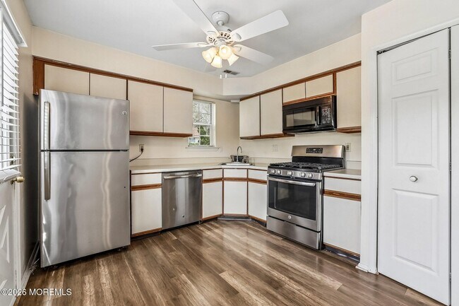 Building Photo - 418 Dorchester Way