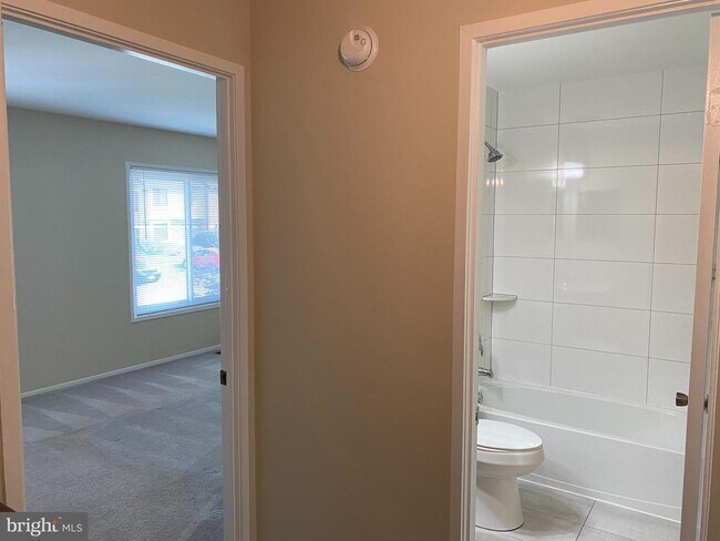 Building Photo - 2804 Cambridge Dr