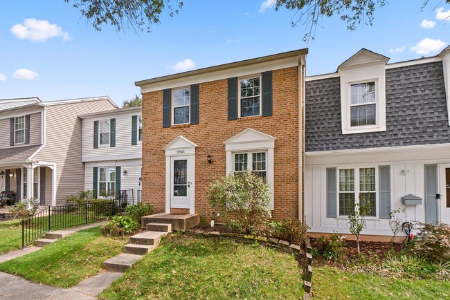 Building Photo - Spacious Townhome