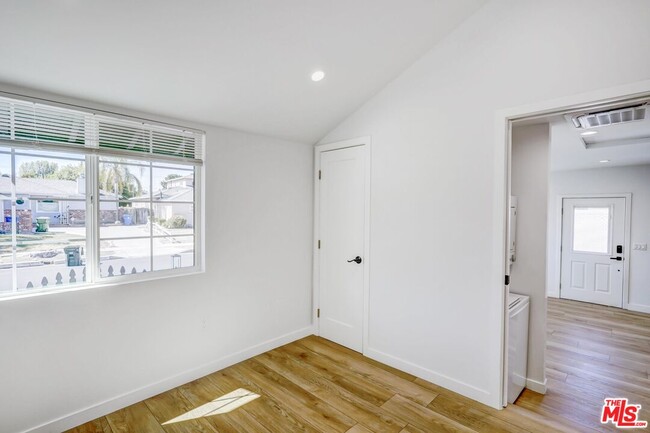 Building Photo - 6633 Belmar Ave