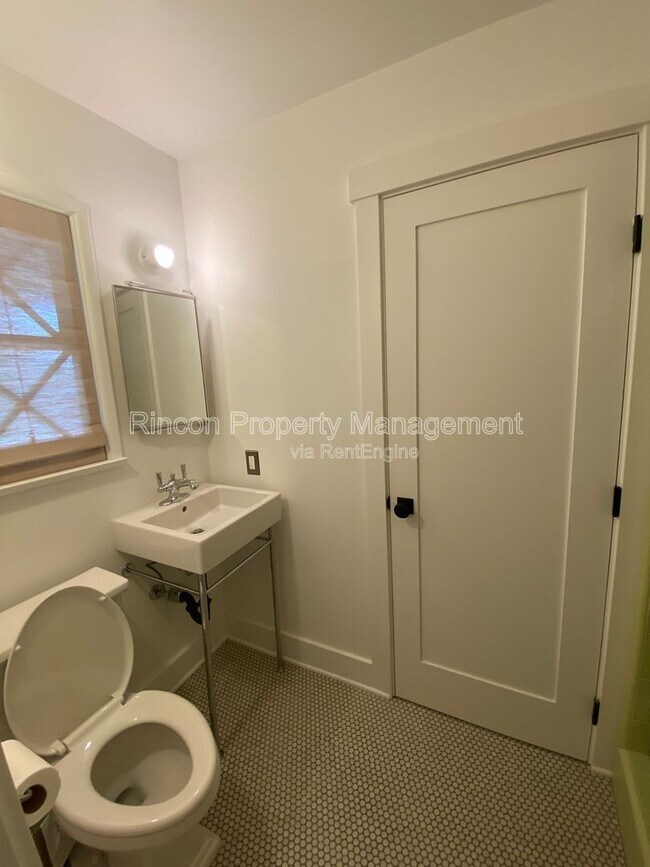 Building Photo - 373 Sierra Dr