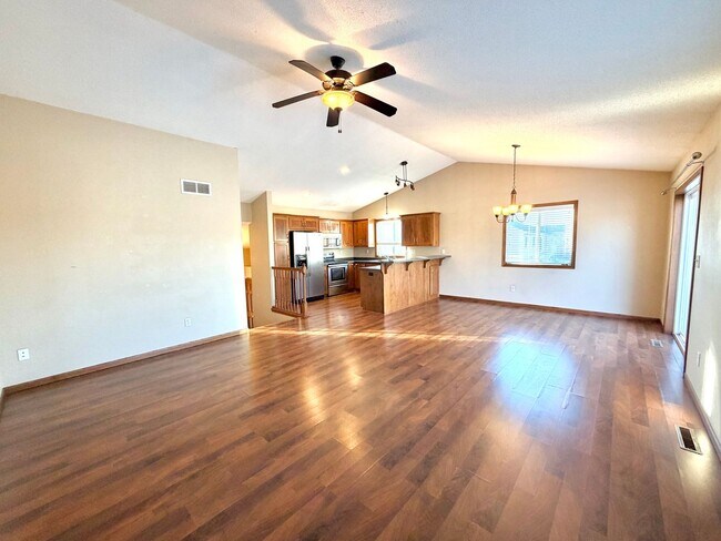 Building Photo - Beautiful 4bed 3bath Single Family Home In Sartell