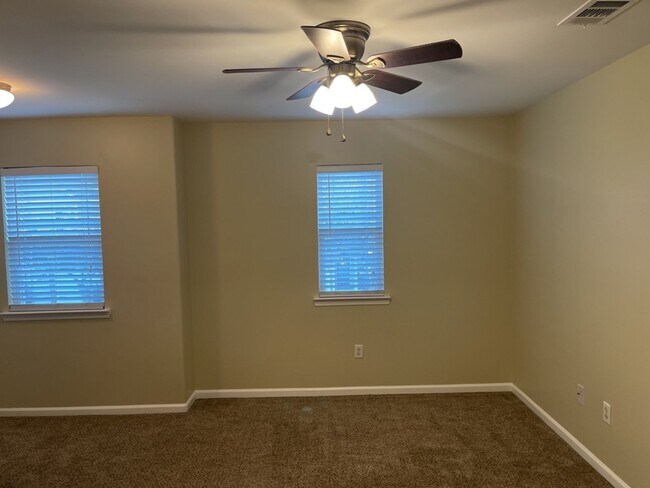 Building Photo - 105 Summer Hill Way