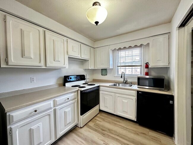 Building Photo - 540 Granby Rd