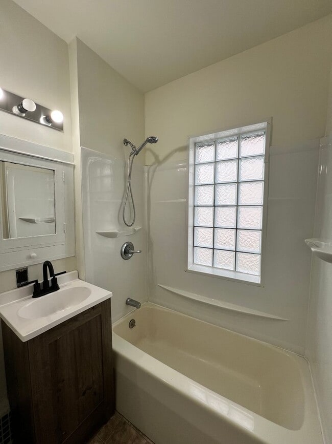 Building Photo - 2-Bedroom 1-Bathroom Single Family Home