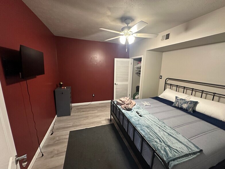 Main bedroom - 1734 E Carson St