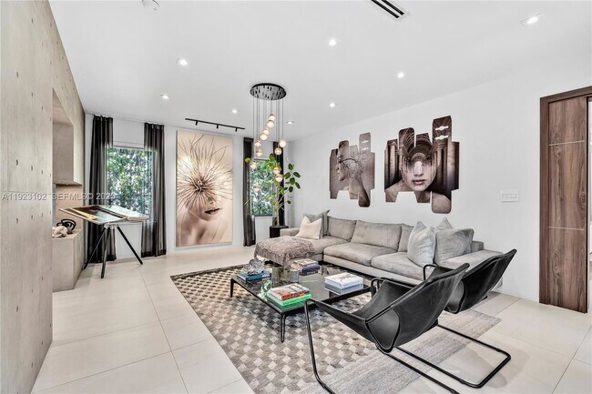 Building Photo - 725 W 49th St