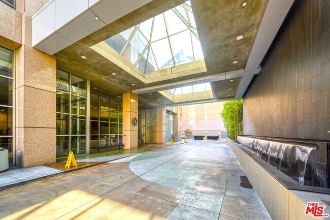 Building Photo - 801 S Grand Ave