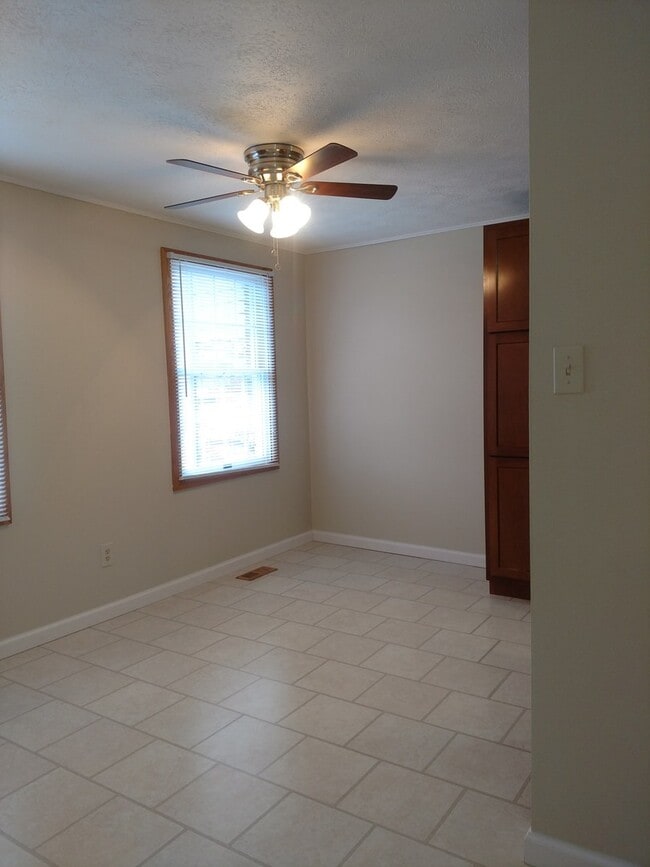 Building Photo - Beautiful Townhouse in Quail Run Community