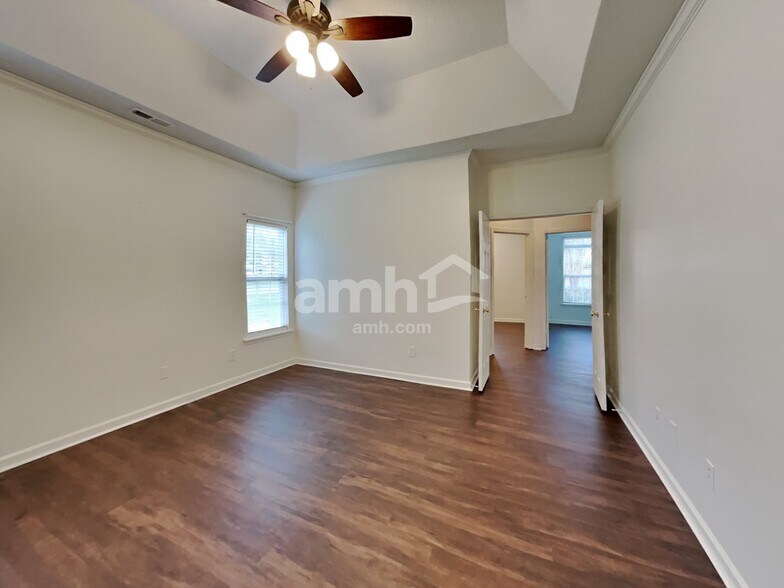 Building Photo - 19504 Tryon St