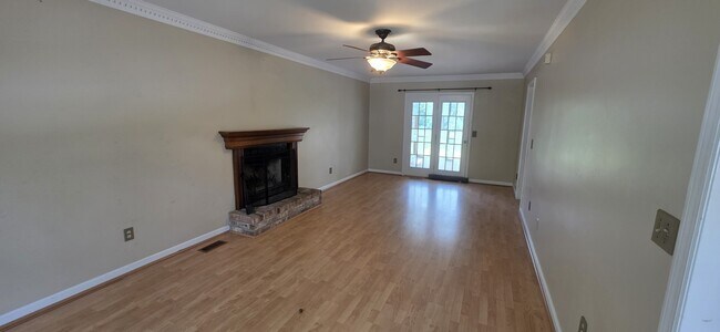 Building Photo - 2180 Riverway Dr