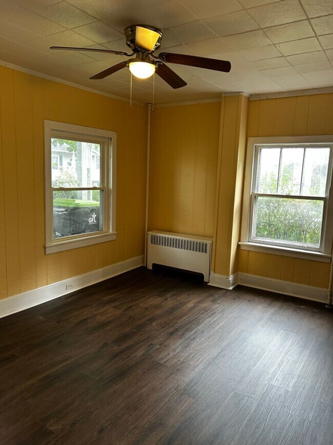 Building Photo - 325 Main St