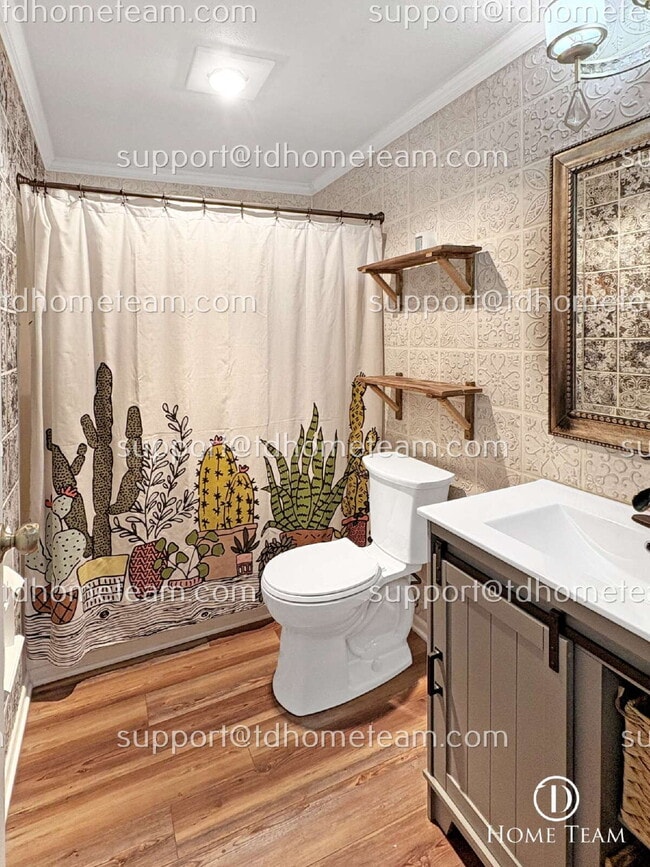 Building Photo - "Charming 3-Bed Bothell Home with Granite Touches, Cozy Fireplace, and Gleaming Hardwood Floors!"