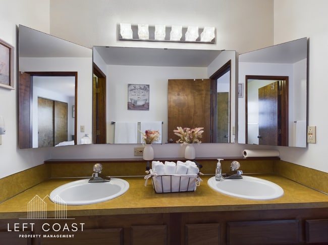 Building Photo - 890 SW 7th St