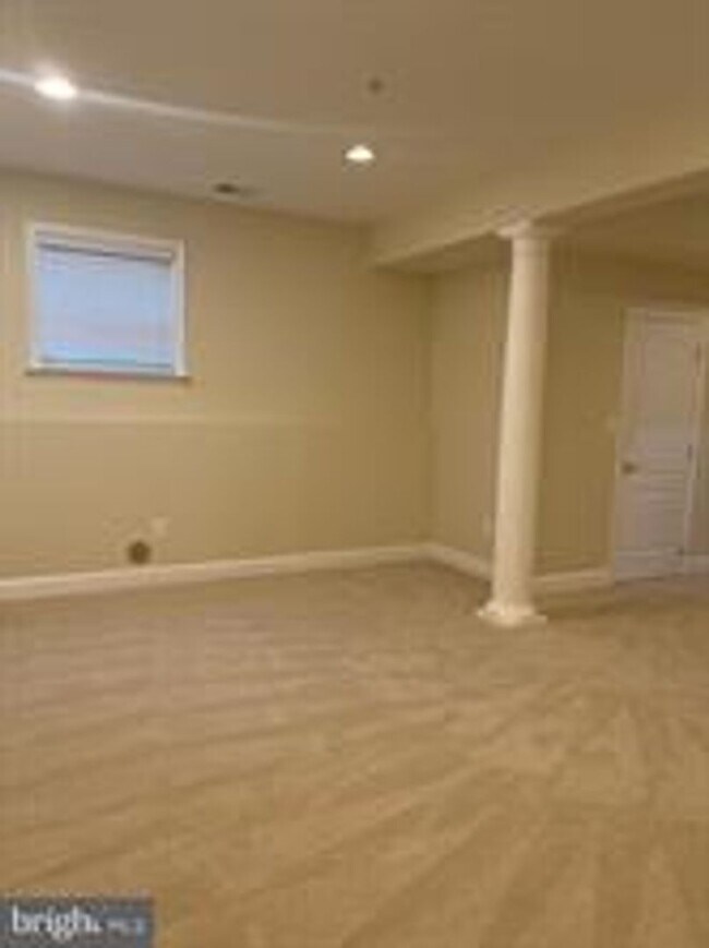 Building Photo - END UNIT TOWNHOUSE WITH 2 CAR GARAGE, 4 BEDROOMS AND 3.5 BATHS..FINISHED REC ROOM