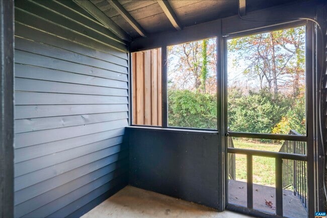 Building Photo - 2580 Nydrie Dr