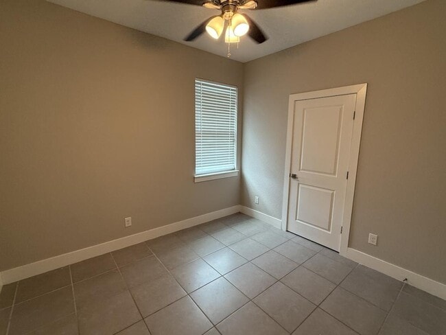 Building Photo - 105 Zinnia Ln
