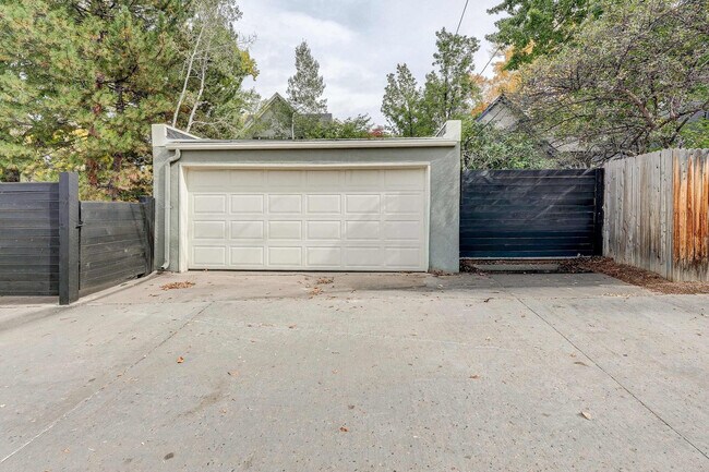 Building Photo - 2105 S Fillmore St