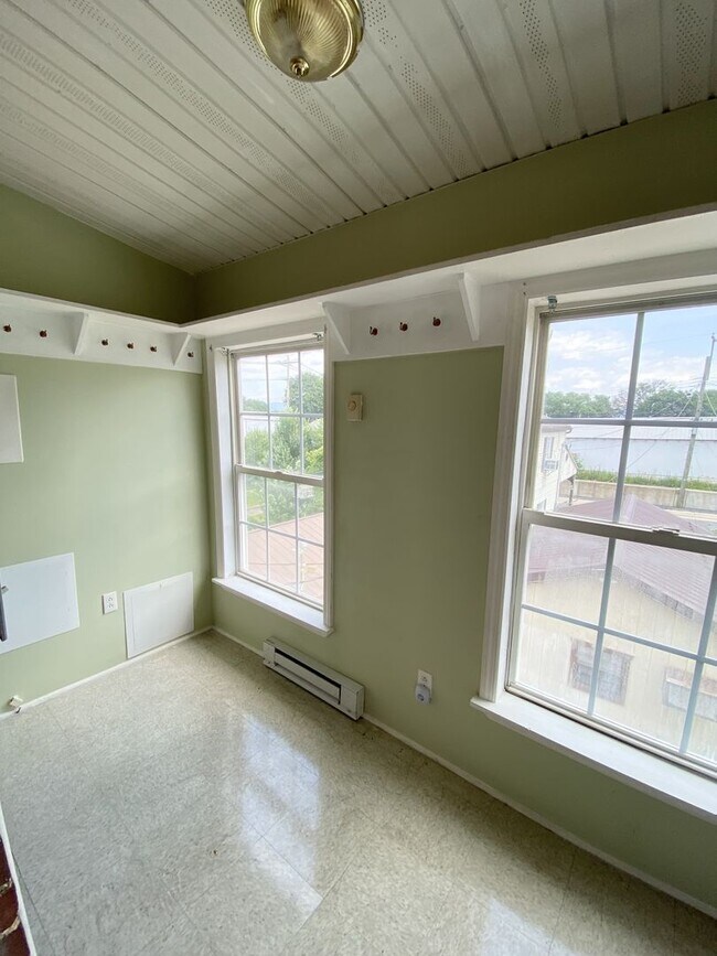 Building Photo - 3 Bedroom Duplex