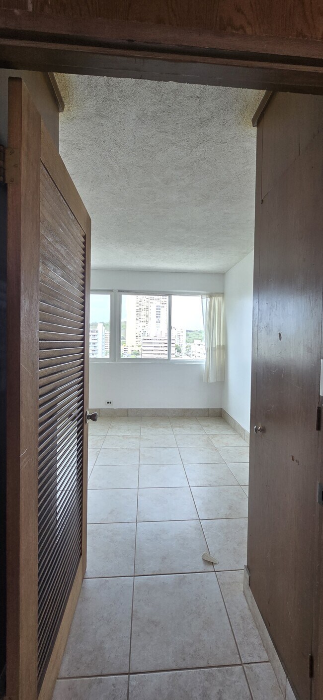 Building Photo - 1710 Makiki St