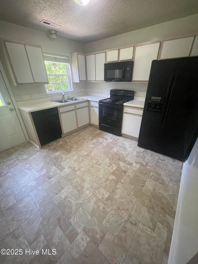 Building Photo - 300 Pinegrove Ct