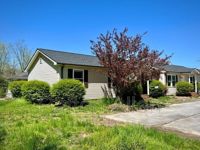 Building Photo - 1754 Meadowbrook Terrace