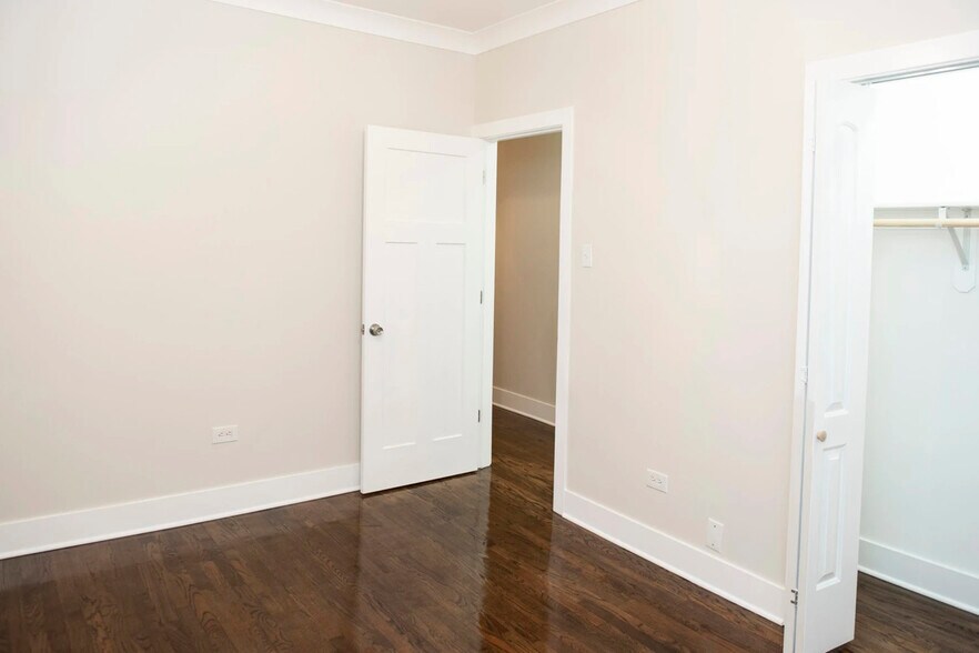 Building Photo - 730 W Roscoe St