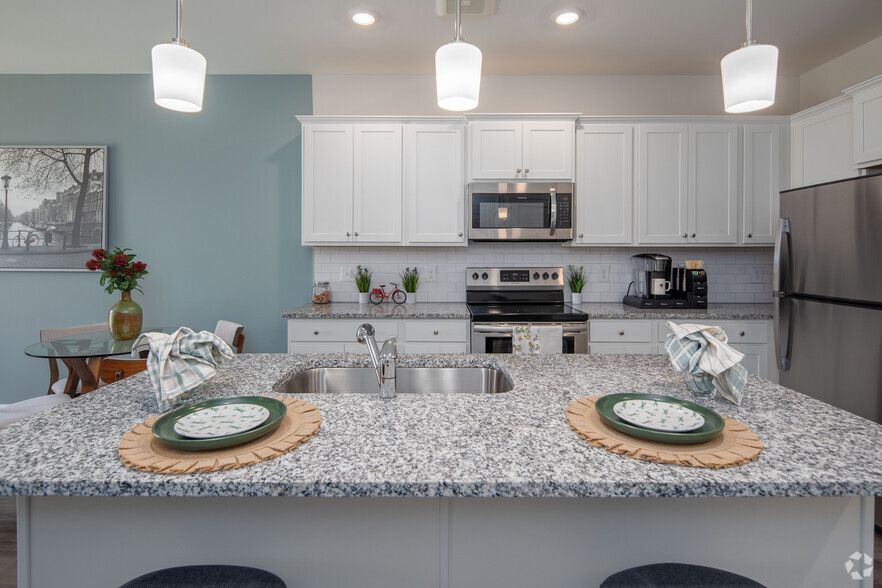 1BR, 1BA - Thompson - 785SF - Kitchen - Crest at Arden Village