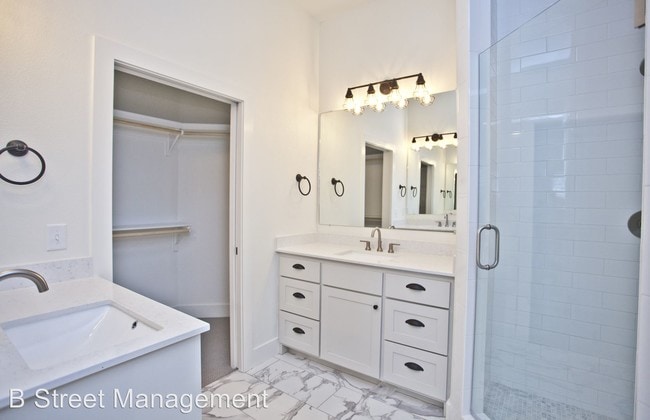 Building Photo - 4 br, 3.5 bath House - 329 SW D Street