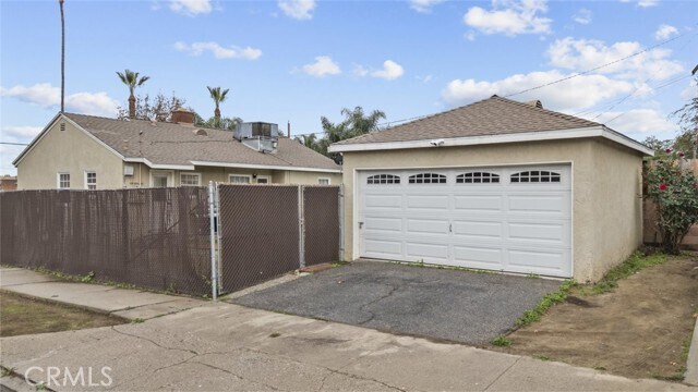 Building Photo - 14423 Sayre St