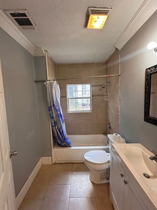 Building Photo - Spacious 2 Bedroom 1 Bath Apartment in Hig...