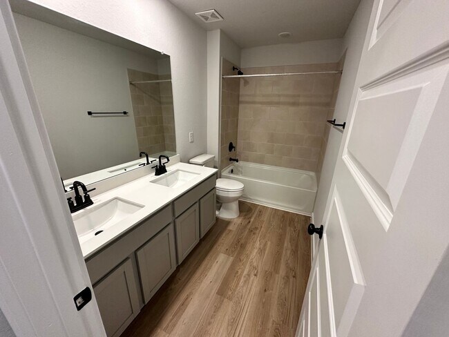 Building Photo - 14607 Emerio Dr