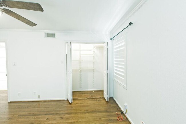 Building Photo - 11137 Sinclair Ave