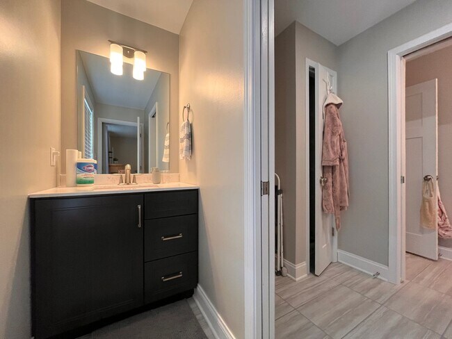 Building Photo - 4 Bedroom, 3.5 Bathroom Townhouse